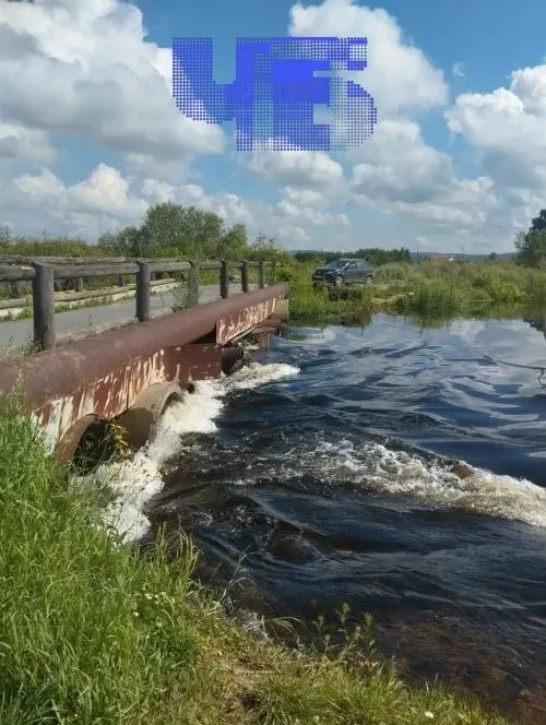 В Миассе начали сбрасывать воду из водохранилищ из‑за резкого притока в Иремельском водохранилище. Мониторинг уровня ведут ежечасно, управление ГОЧС предупреждает о возможных подтоплениях частного сектора вдоль реки Миасс.