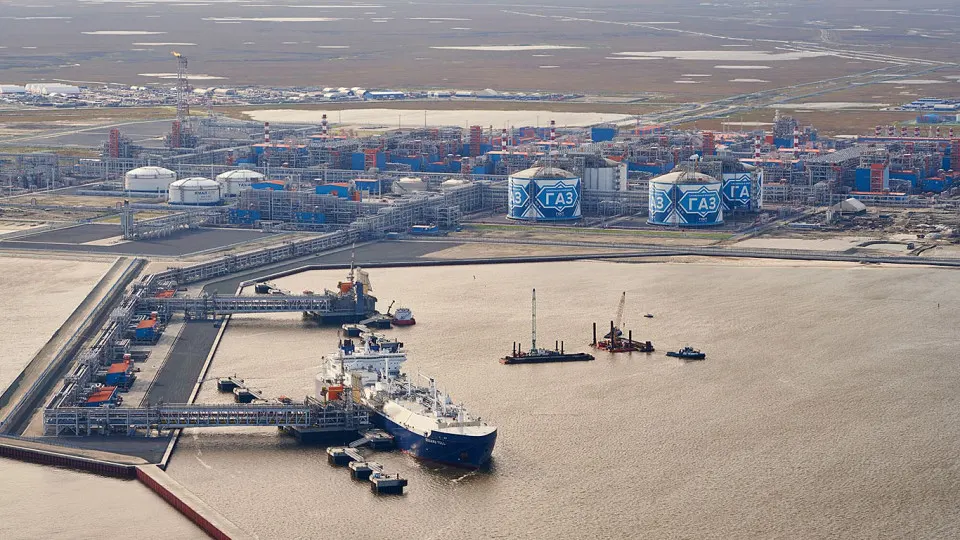 После запрета на новые контракты с российским газом европейские компании ускорили отгрузки по долгосрочным соглашениям: импорт с проекта «Ямал» в январе–июне достиг 9,89 млн тонн, тогда как экспорт в Азию существенно сократился.