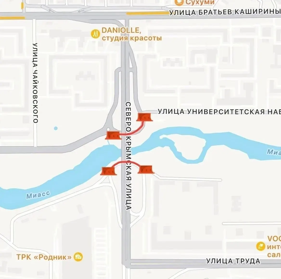 Обе полосы под мостом закрыты из‑за подъёма уровня реки Миасс и сброса воды на Шершни. Мэрия сообщит о возобновлении проезда отдельно — водителям советуют искать объезд.