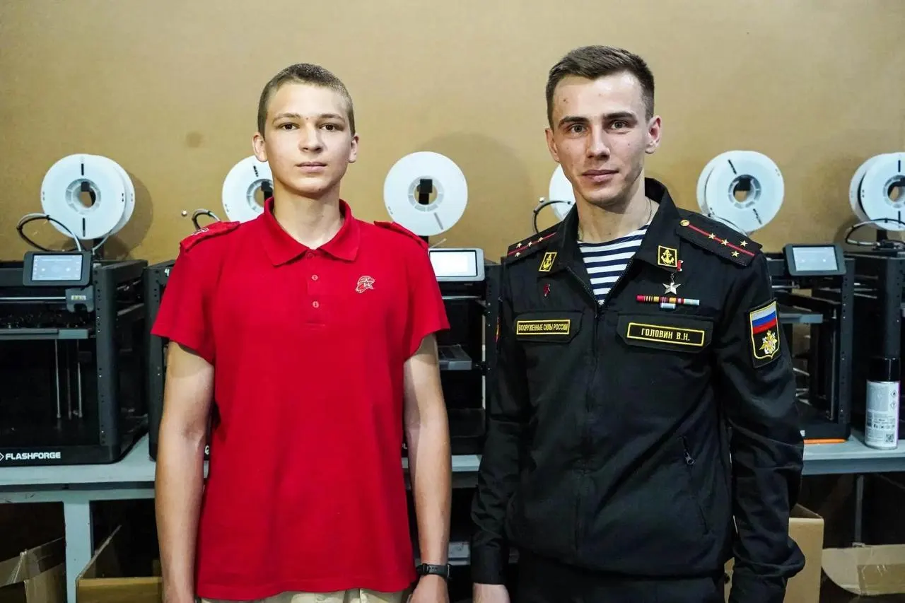 Во время визита на Южный Урал он пообщался с волонтёрами и молодёжными активистами, встретился с юным лауреатом премии «Всё для Победы!», обсудил поддержку участников СВО и посетил музей СВО.