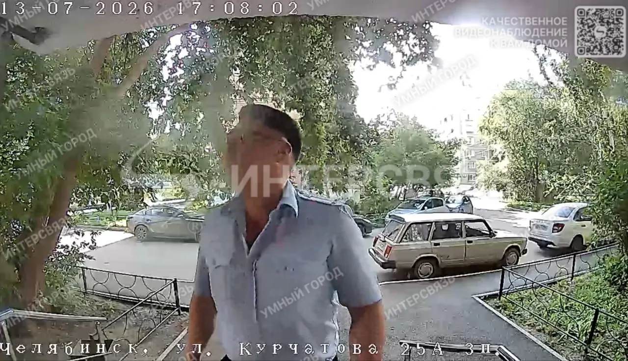 Урбанист Михаил Попов перестал выходить на связь после поста с капельницей и шейным фиксатором. Ранее к его дому приходили полицейские; Попов собирал подписи для самовыдвижения.