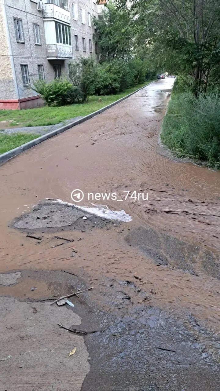 Поток нечистот между Свердловским проспектом и улицей Красных Пилотов затопил дворы и проезды нескольких домов; жители жалуются на отсутствие реакции аварийных служб и ржавую воду из-под крана.