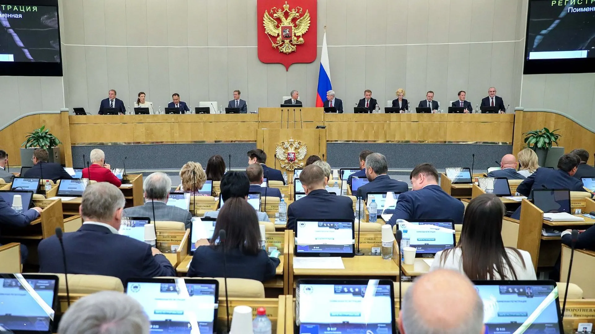Совет Госдумы рекомендовал включить в повестку 22 июля два законопроекта, ужесточающие ограничения для граждан России, находящихся за рубежом и уклоняющихся от исполнения наказания.