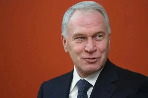 Указ о награждении опубликован: Ковальчук отмечен за вклад в социальные проекты, сохранение культурно-исторических ценностей и благотворительную деятельность. Ранее он получал IV степень ордена; его состояние оценивается примерно в $2 млрд.