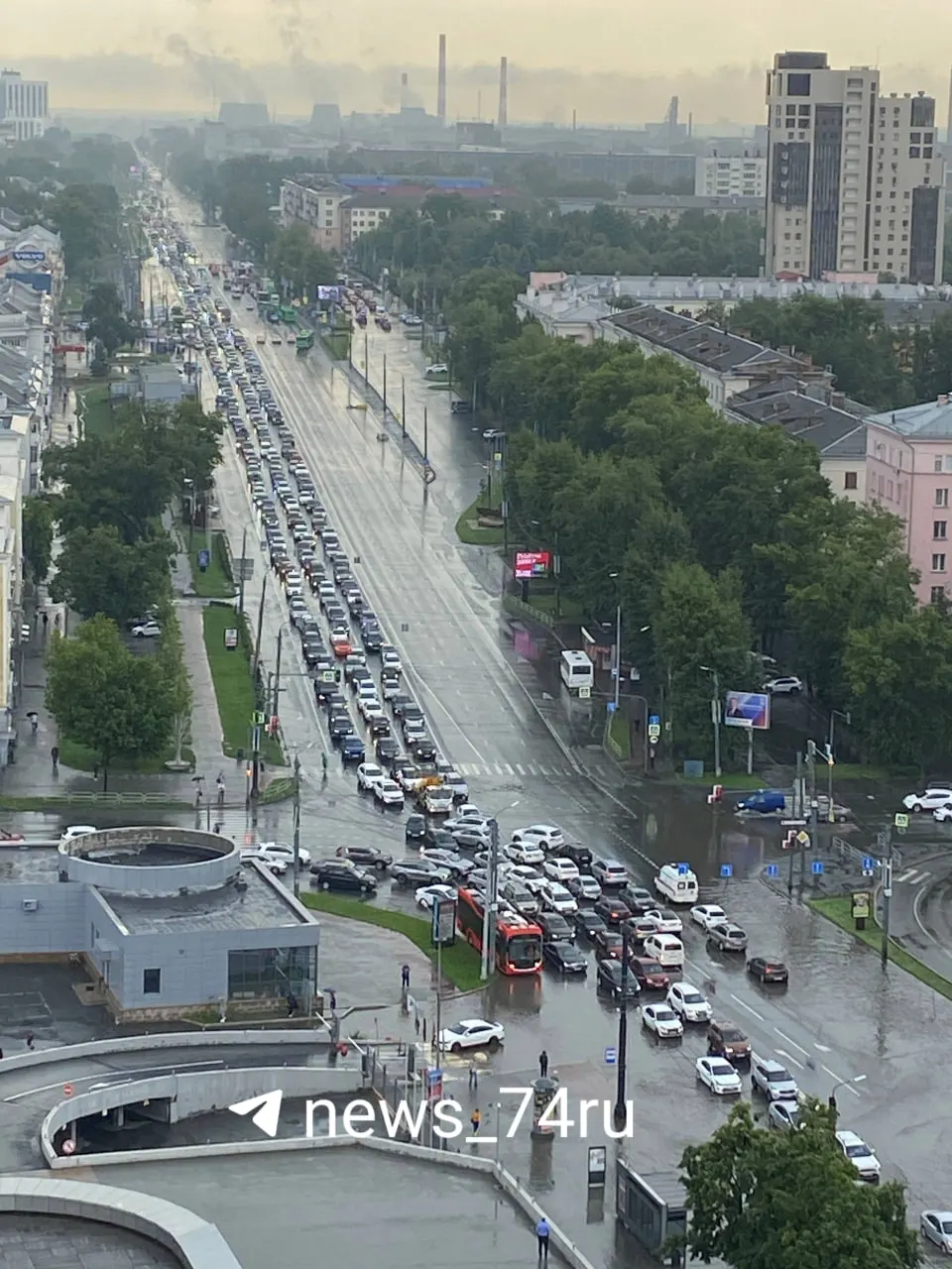 Движение практически остановилось: со стороны ЧТЗ проехать невозможно, в обратном направлении стоят не менее пяти троллейбусов. Если вы в пробке — сообщите, какая ситуация.