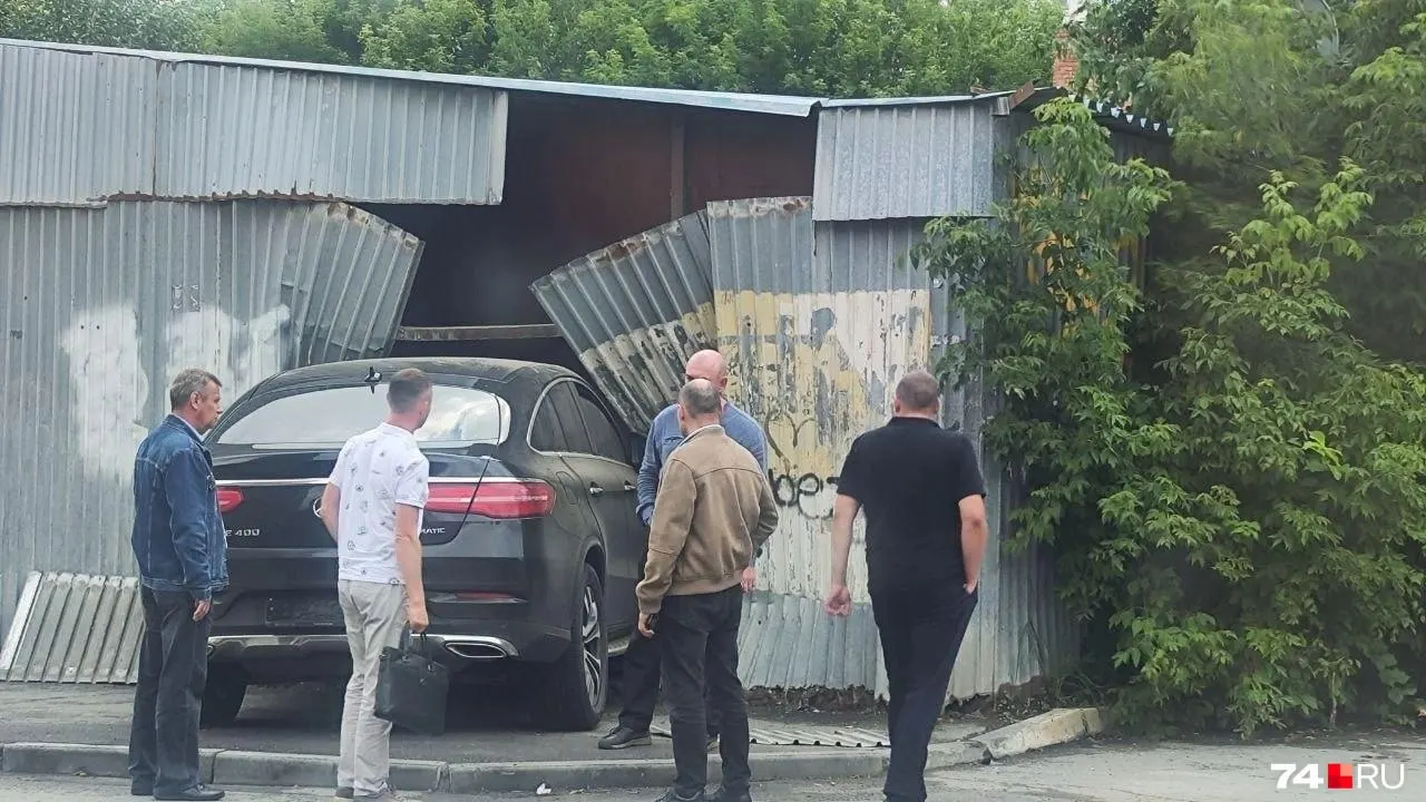 В Челябинске 53‑летний водитель не справился с управлением: автомобиль выехал с дороги и врезался в сарай у дома на Елькина, 67. ДТП произошло около 8:20, подробности уточняет ГАИ.