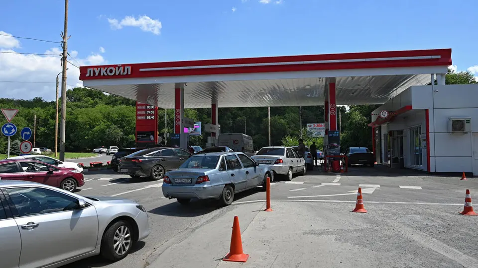 Цена на белорусский АИ‑92 на бирже выросла на 6% за неделю — до 127 тыс. руб./тонна; с начала мая рост в 1,8 раза. Одновременно дефицит бензина в России усиливается после атак на НПЗ.