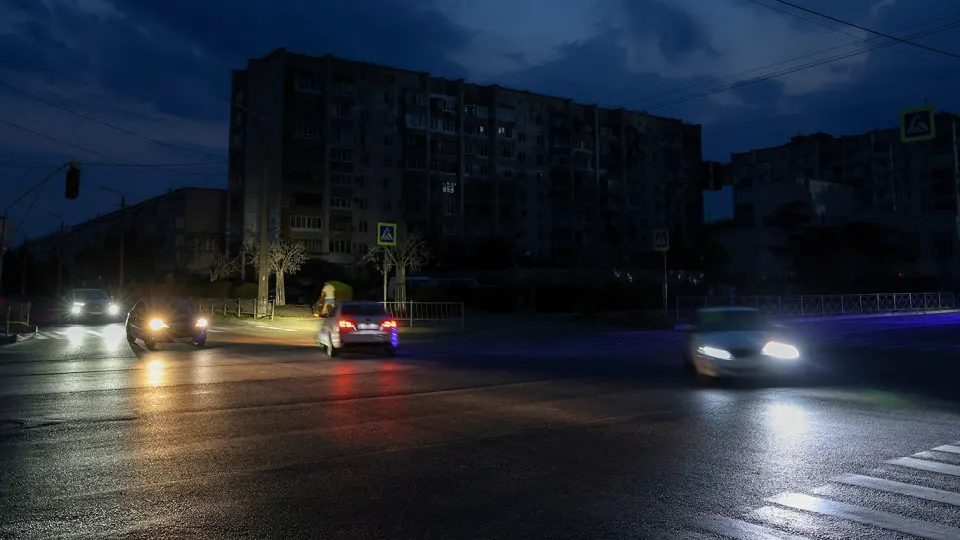В ряде субъектов РФ, включая Крым, из‑за дефицита бензина вводят ограничения на работу общественного транспорта: сокращаются рейсы и повышается стоимость проезда.