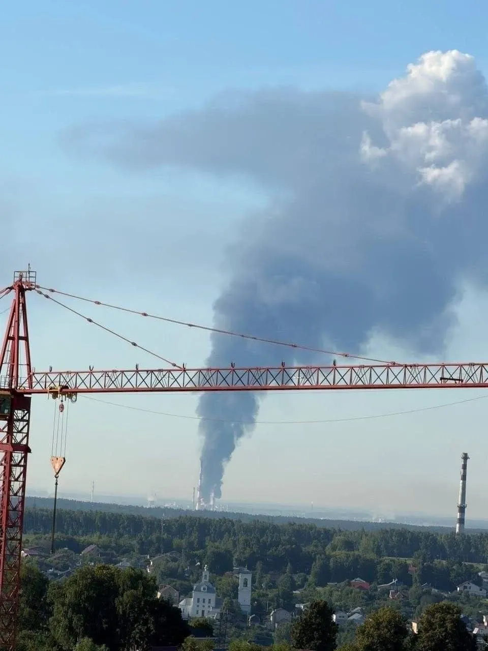 Ночью 2 июля удар дронов по крупному НПЗ в Нижегородской области нарушил поставки топлива в Чувашию: есть погибшие и раненые, на заправках фиксируется дефицит и рост цен.