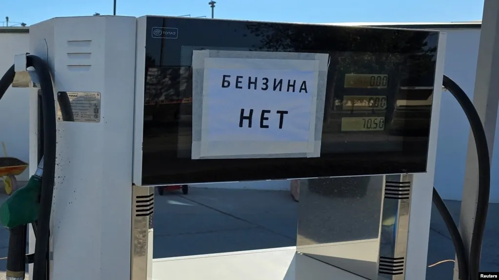 Росстат зафиксировал рекордный недельный рост цен на автомобильное топливо в Севастополе: дефицит горючего, удары по НПЗ и логистические сложности привели к резкому подорожанию и введению ограничений.