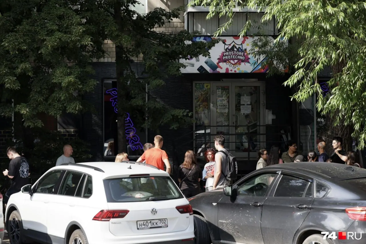 В Челябинске задержали двух продавцов по подозрению в мошенничестве: полиции сообщили о более тысячи пострадавших и ущербе на 86 млн руб.; обвиняемым грозит до 10 лет лишения свободы.
