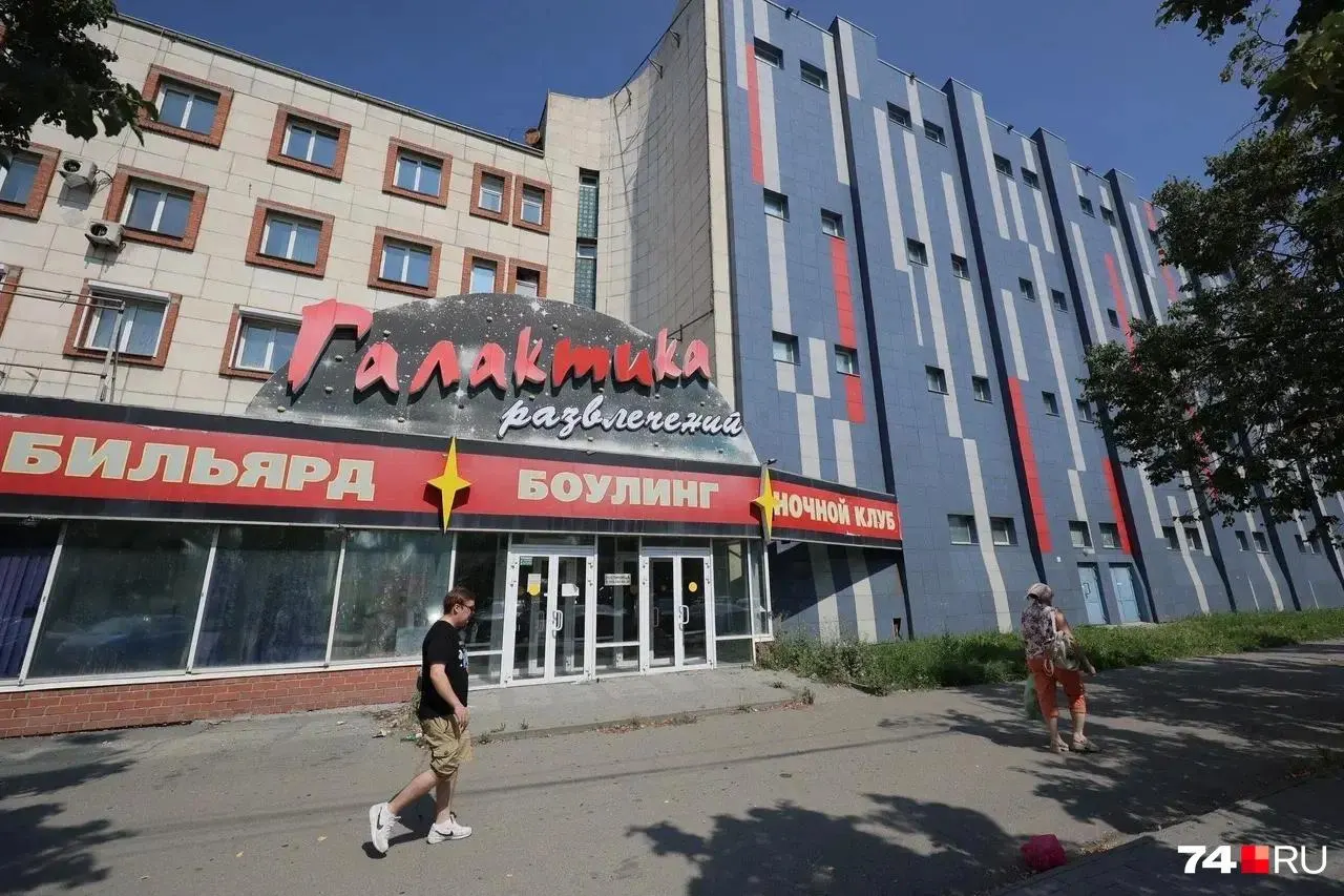 Крупный комплекс площадью 10 тысяч м², когда‑то центр ночной жизни города, после национализации стоит пустым: урны переполнены, входы опечатаны региональным ведомством, часть помещений заросла и пуста.
