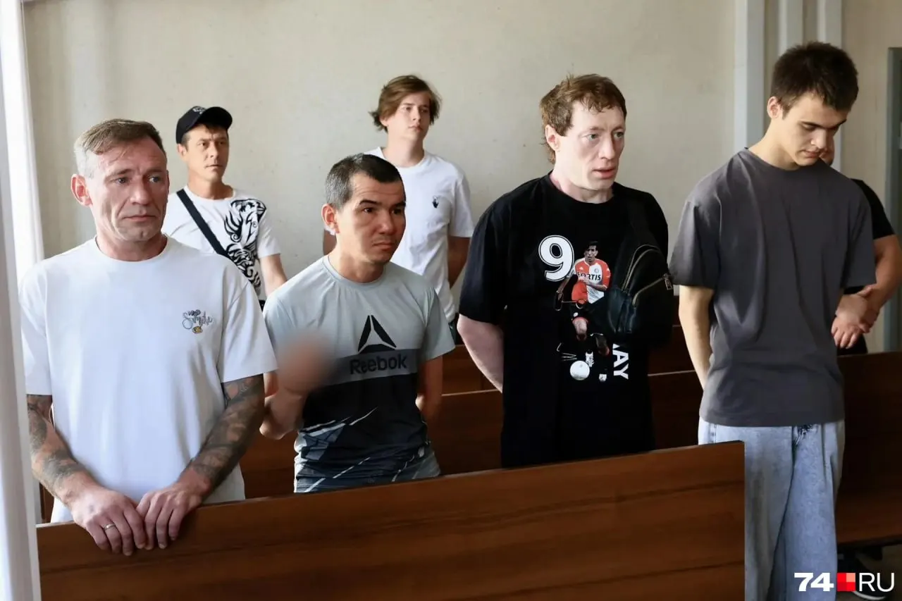 Суд признал четверых виновными в хулиганстве: троим назначили по четыре года лишения свободы условно, одному — пять лет условно. Двое дополнительно осуждены за причинение вреда здоровью, потерпевшему взыскали по 100 тыс. рублей.
