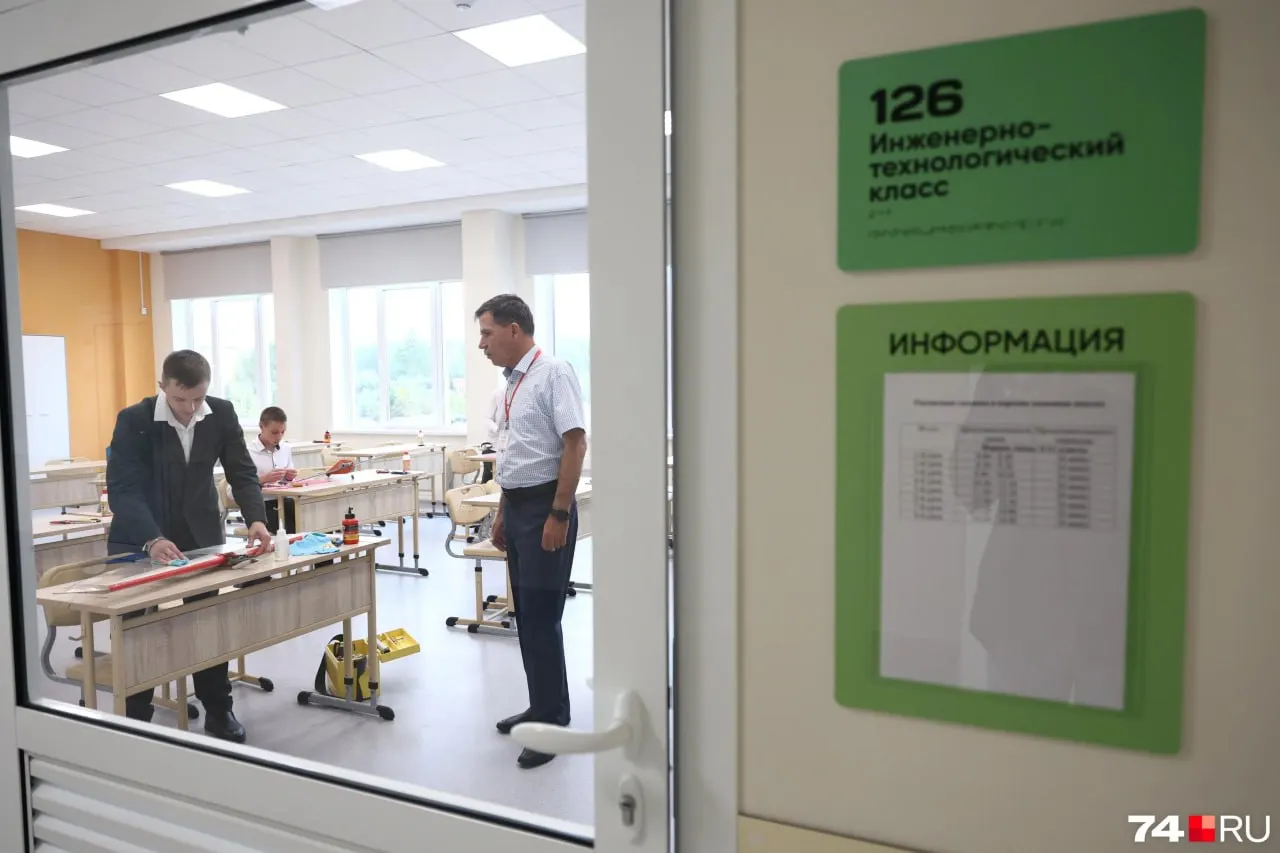 Родители сообщают о масштабном конкурсе при приёме в профильные 10‑е классы: школа планирует набрать 120 учеников, а на подачу заявлений поступило почти 1,2 тысячи заявок. В учебном центре отмечают, что часть заявлений могли дублировать, окончательные данные обещали опубликовать 6 июля.