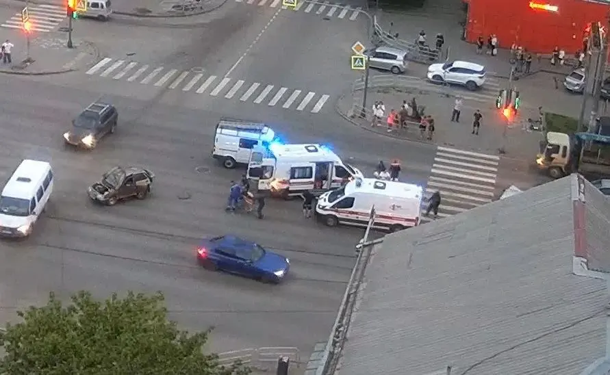 На перекрёстке Доватора и Шаумяна легковушка заглохла, затем в неё и вышедшего водителя врезался другой автомобиль — пострадавшего погрузили на носилки, обстоятельства уточняют в ГИБДД.