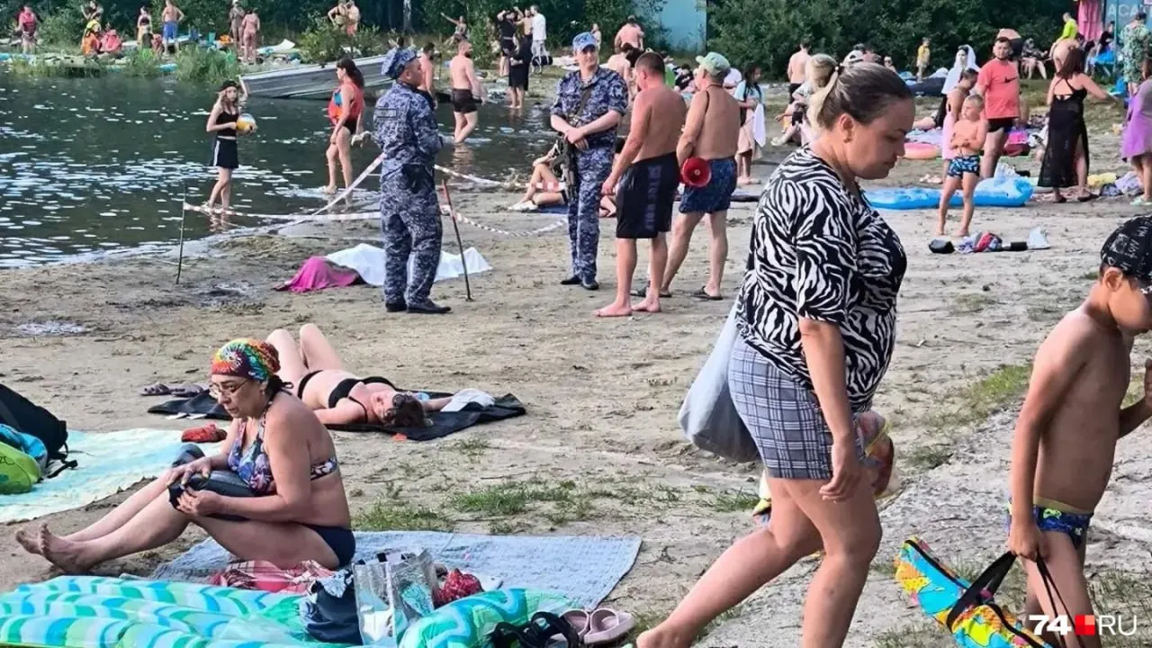 На озере Увильды мужчина потерял сознание во время купания; очевидцы вытащили его на берег, медики и отдыхающие пытались провести реанимацию, но спасти человека не удалось.