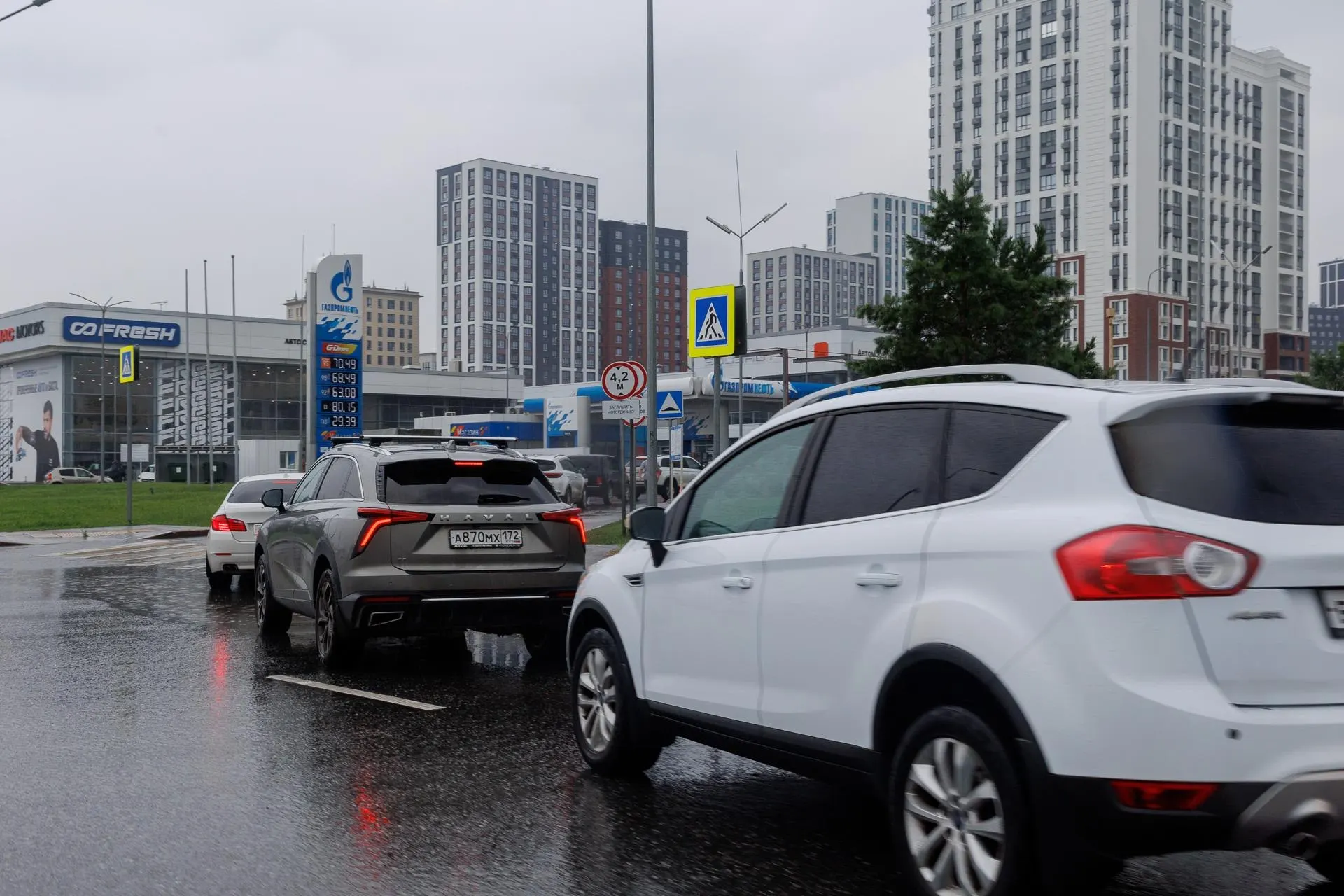 Правительство ввело запрет на вывоз дизельного топлива, чтобы защитить внутренний рынок. Эксперты называют шаг логичным, но временным — какие последствия для поставок, цен и транспорта?
