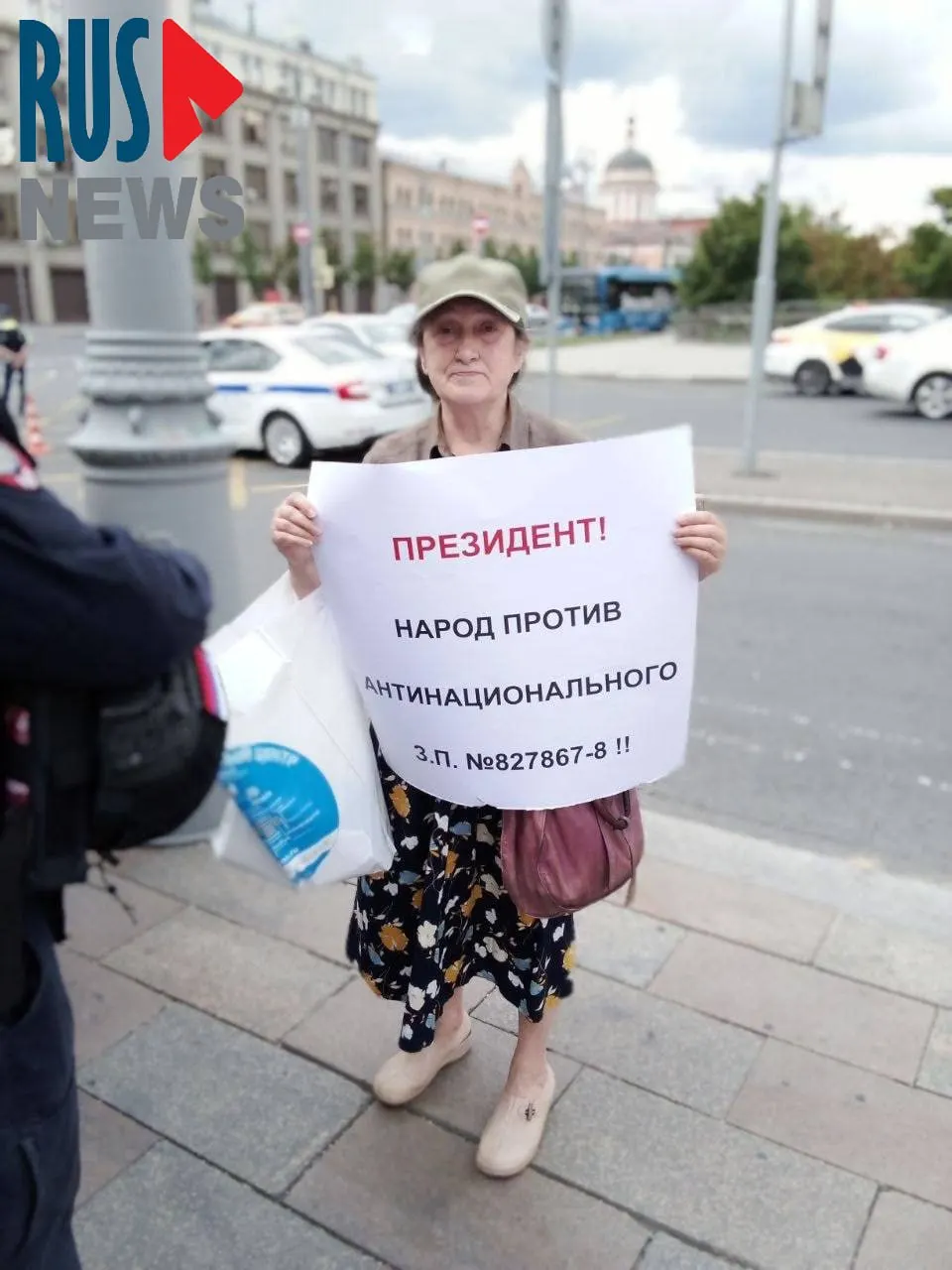 На Старой площади полиция задержала Наталью Шамину, вышедшую в одиночный пикет против законопроекта о передаче регионам права снимать памятники с госохраны. Градозащитники опасаются, что это приведёт к массовым сносам в интересах застройщиков.