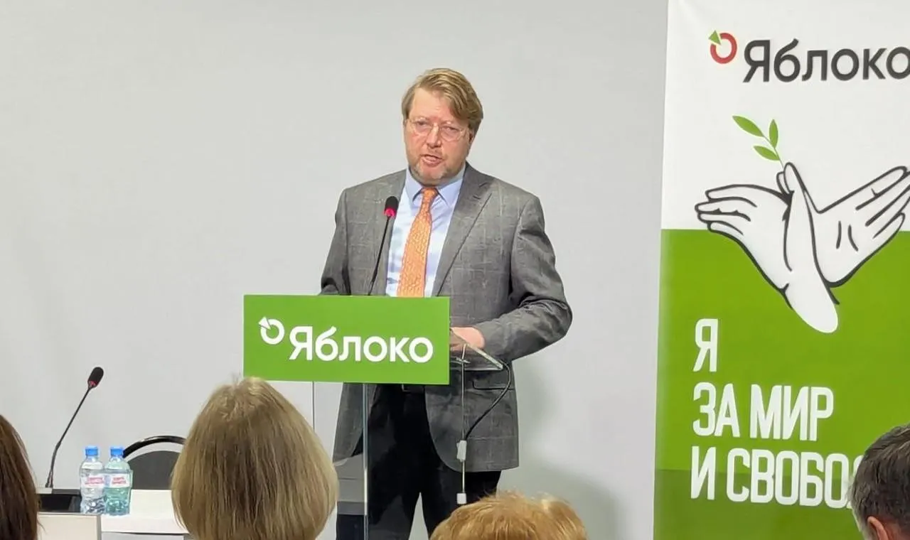 Верховный суд оставил в силе штраф Николаю Рыбакову за публикацию с фотографией Алексея Навального; партия планирует обжаловать решение в Конституционном суде.