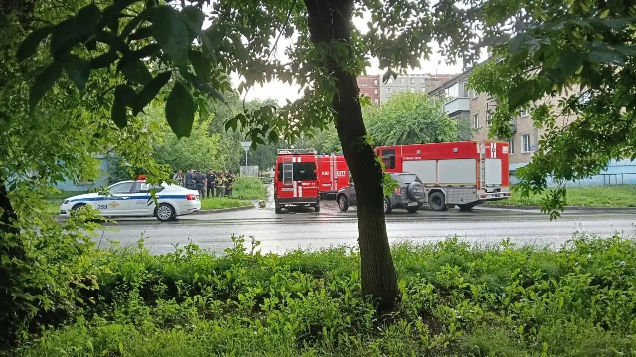 Во дворе на улицах Расковой и Вострякова обнаружили стеклянные емкости с химическими веществами. Сотрудники МЧС вывезли их и обработали территорию, двое работников мусоровоза проходят обследование в больнице.
