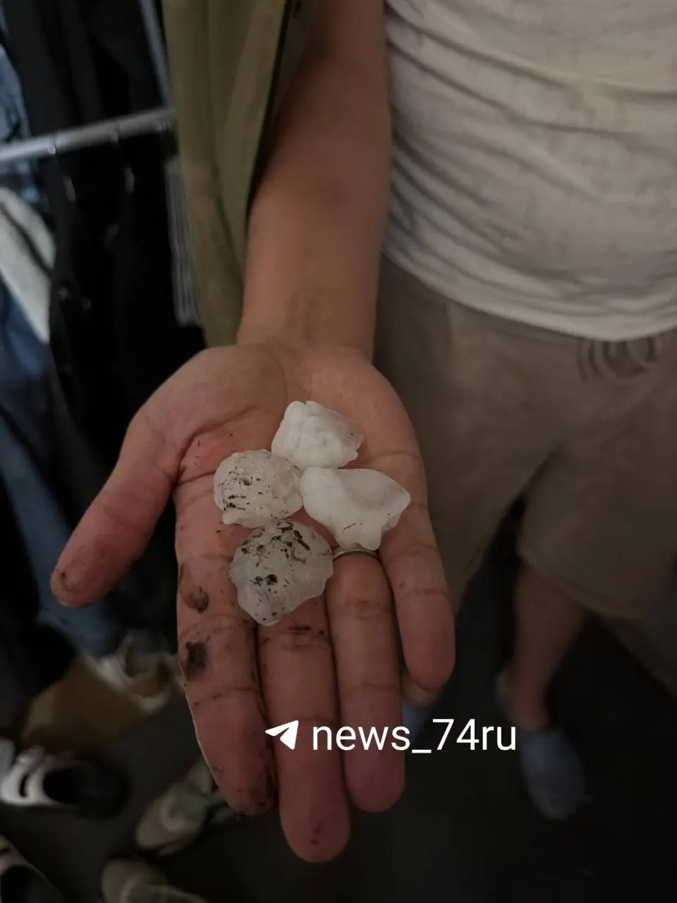 Пока в центре города шёл лёгкий дождь, на северо‑западных окраинах выпал крупный град — жители Красного Поля делятся снимками.
