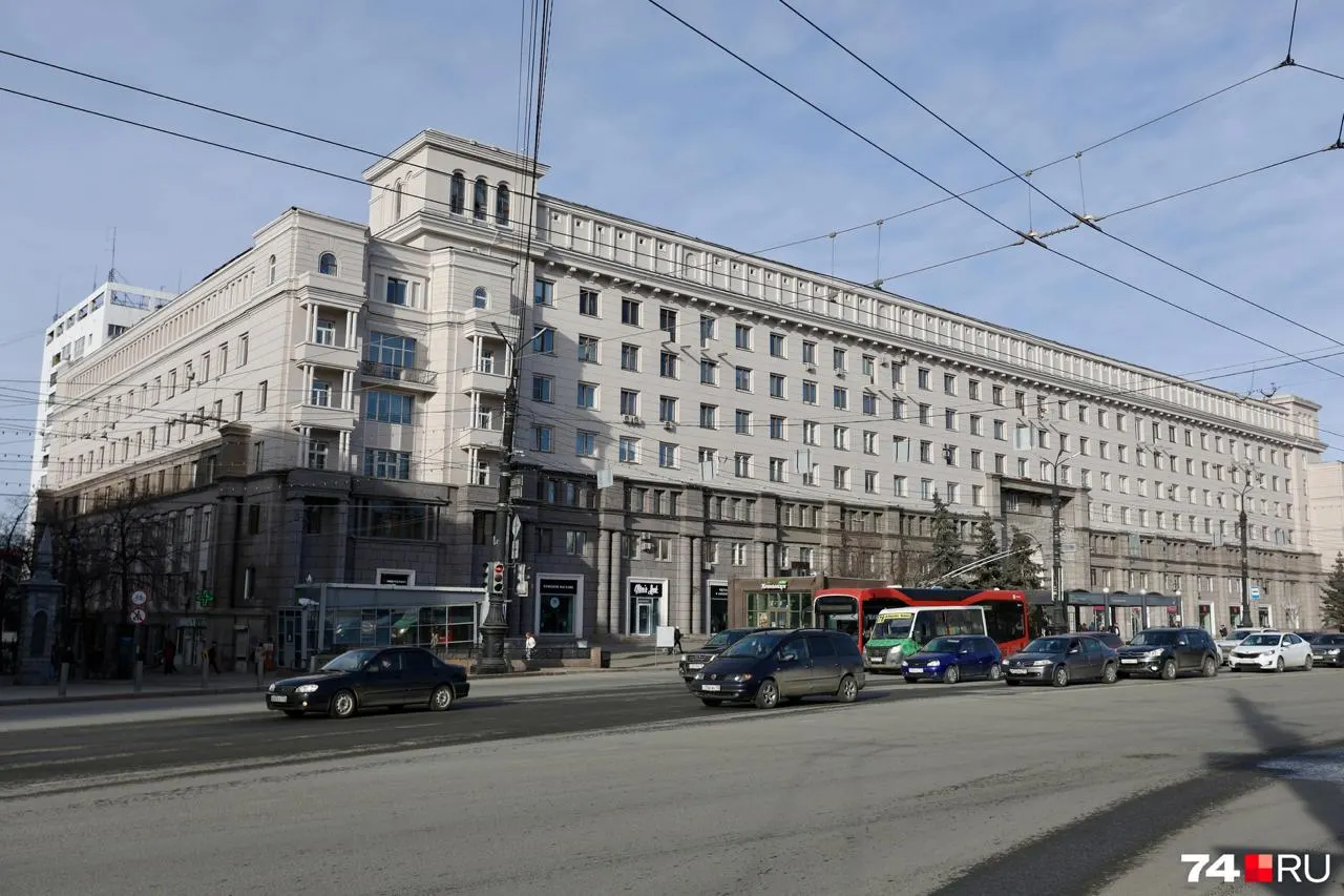 Во дворе Дома облисполкома рядом с долгостроем провалился грунт на несколько метров. Люди опасаются за фасад памятника, проезжающие машины и пешеходов; власти заявляют, что засыпать котлован за счёт бюджета не будут.