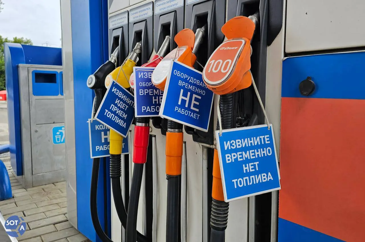 Медианные цены на бензин в России выросли вдвое до десятков процентов по сравнению с прошлым годом; дефицит и структурные ограничения производств не позволят быстро снизить стоимость топлива.