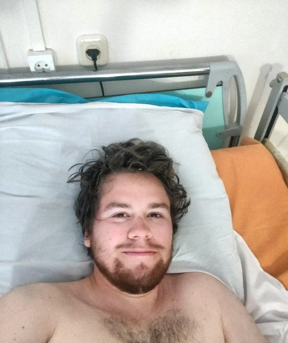Михаил Попов сообщил, что переломал позвоночник, спрыгнув со второго этажа при попытке скрыться от полицейских; сейчас он проходит восстановление и собирает средства на медицинский корсет.