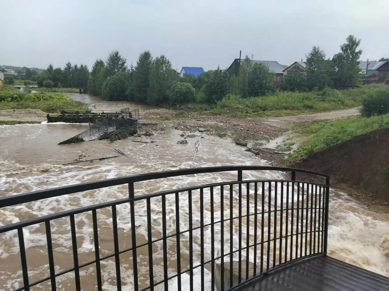 В Пермском крае под воду уходит Октябрьский район: разрушены дамба и мосты, нарушены электроснабжение и водоснабжение. Открыты пункты временного размещения, идёт эвакуация. Ливни затронули также Свердловскую и Челябинскую области.