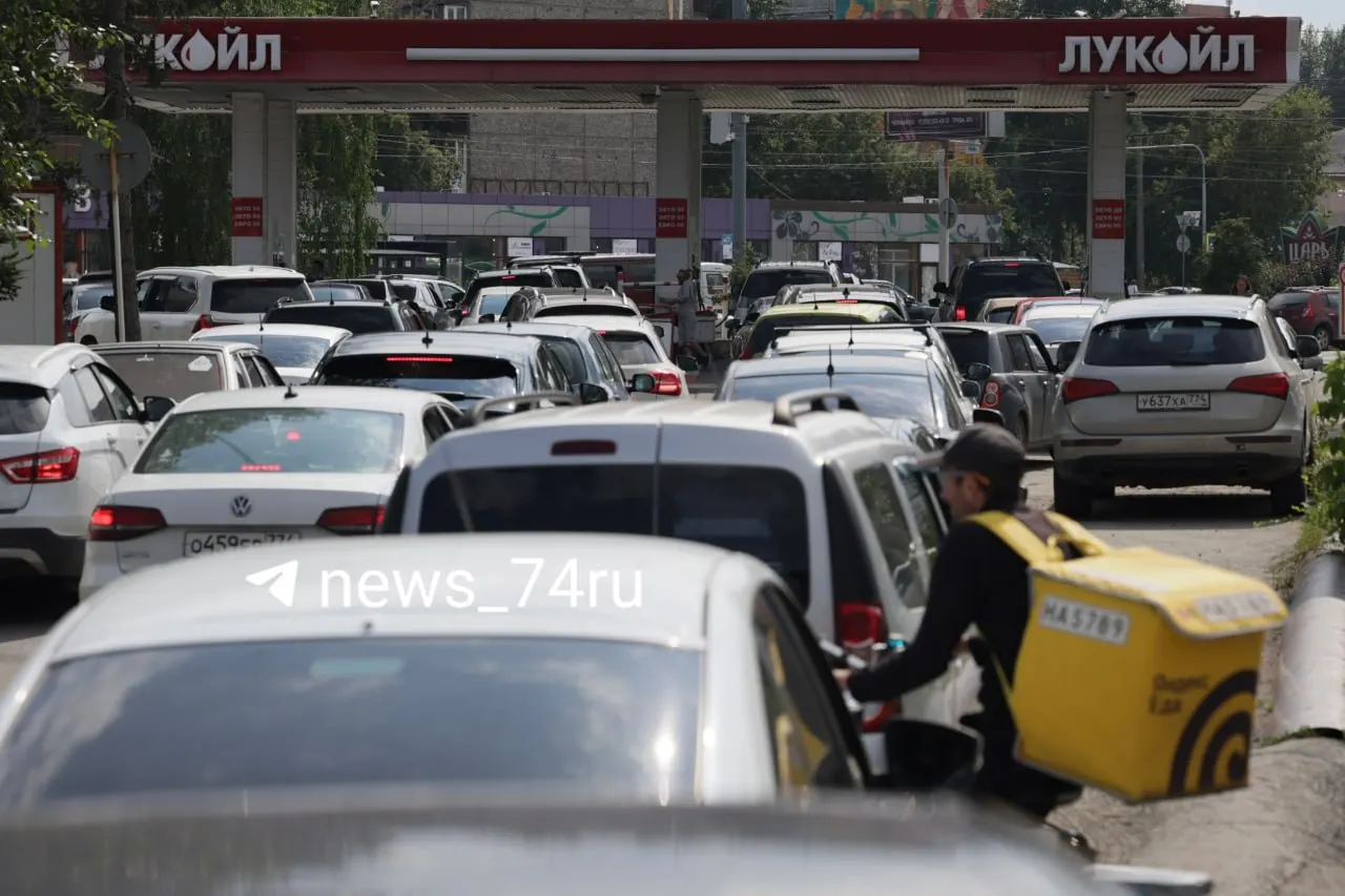 Автомобили стоят примерно от середины моста до заправки; на перекрёстке Труда и Свердловского случилась авария, из-за которой дорожная ситуация ухудшилась.
