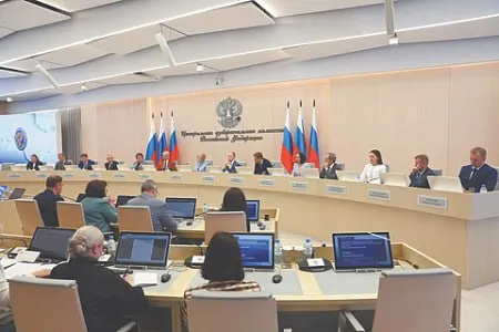 Если из партийного списка выбывает четверть кандидатов, партия автоматически снимается с выборов. ЦИК подготовил проект постановления об исключении ряда кандидатов «Яблока» — корректировка списков продолжается на фоне массовых административных дел и обысков.