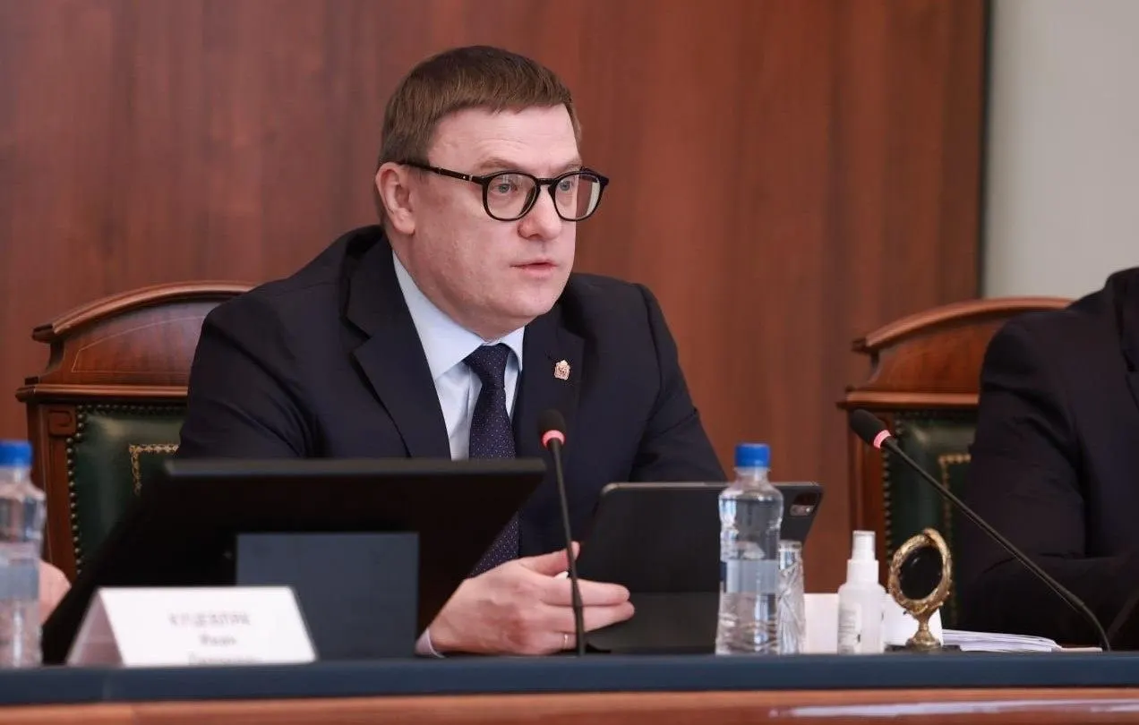 Корректировка бюджета на 2026–2028 годы выявила острую долговую нагрузку: область накопила более 116 млрд рублей долга, проценты и новые кредиты съедают миллиарды, а социальные расходы уже сокращают.