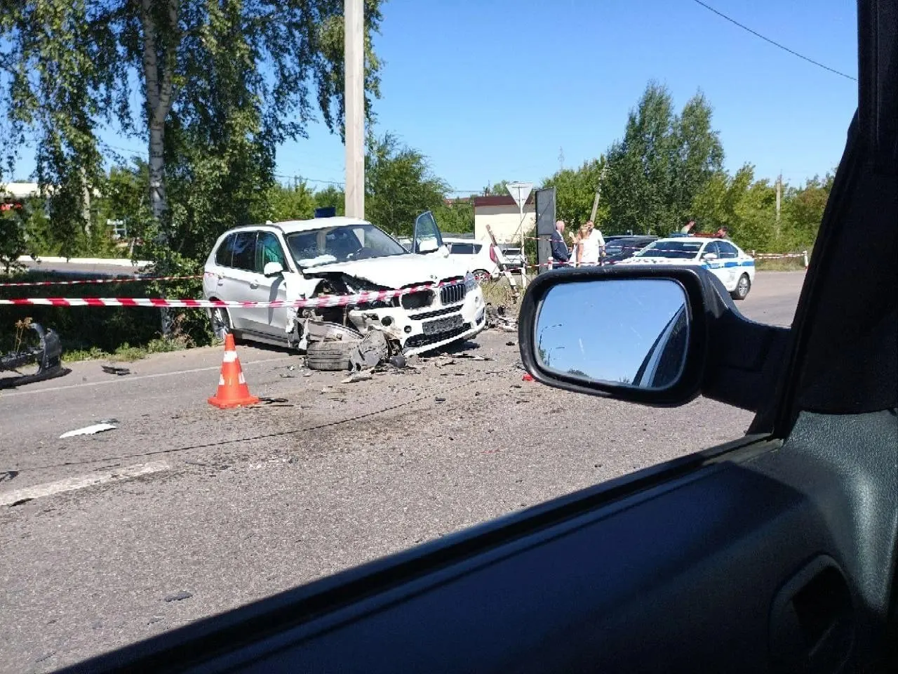 Суд повторно рассмотрел материалы аварии 2 августа на Дачном шоссе и на год лишил бывшего мэра водительских прав — ранее постановление отменили из‑за процессуальных нарушений, сейчас суд устранил замечания и вынес новое решение. В столкновении пострадали пассажир и водитель другой машины, им оказана медицинская помощь.