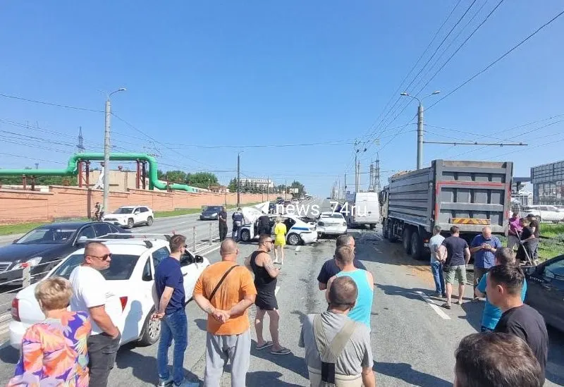 На Свердловском тракте водитель «Газели» протаранил патрульную машину, сотрудники в это время оформляли ДТП с перевернутой иномаркой. Из-за столкновения движение встало в пробку.