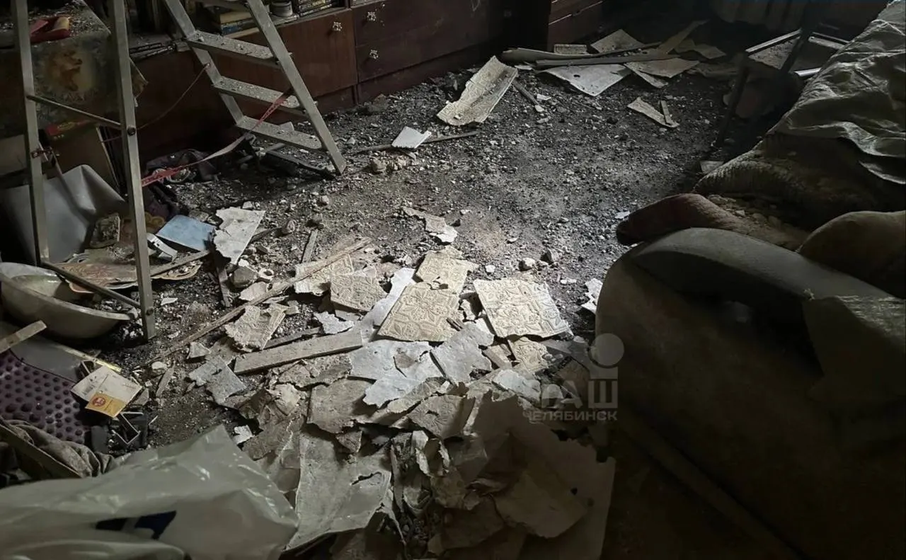 На улице Котина в квартире пенсионера обвалилась часть перекрытия: мужчина выжил благодаря уцелевшей несущей балке. Следственный комитет и прокуратура начали проверку, коммунальщики обещают ремонты, но жильцам грозят расходы.