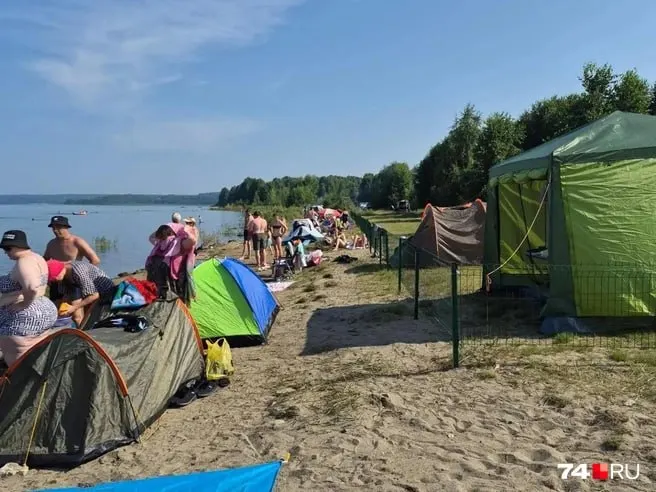 На берегу у посёлка Губернский предприниматели поставили заборы и оградили часть пляжа под кемпинг; проверки показали, что формального нарушения 20‑метровой прибрежной полосы не зафиксировано, но местные недовольны.