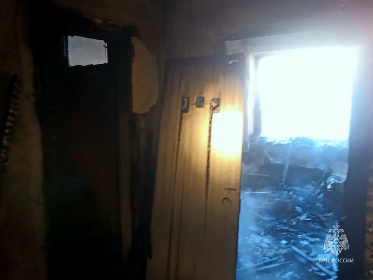 Ночью в пятиэтажном доме на улице Коммунистической загорелась квартира — пожарные вывели на улицу бабушку, мать и младенца; пострадавших не госпитализировали.