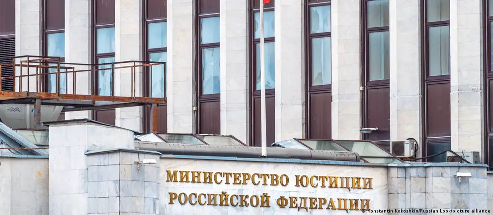 В реестр на 17 июля внесены Либертарианская партия России, писатель Дмитрий Петров, журналист Александр Поливанов и пермский медиапроект «Четвёртый сектор».