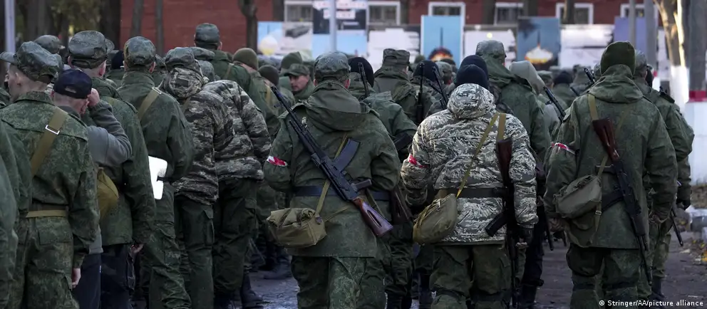Обсуждения возможного расширения мобилизации в РФ продолжаются: есть признаки проблем с набором контрактников и заявления зарубежных и российских источников, власти это отрицают. Разбираем основные сигналы и аргументы «за» и «против».