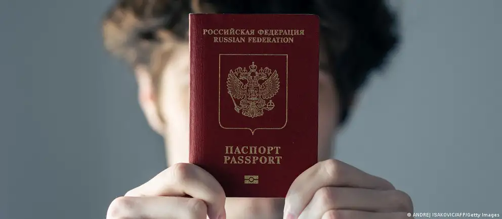 После возражений Франции и Италии Евросоюз пересмотрел первоначальный проект визового запрета: ограничения предлагается ввести лишь для краткосрочных виз и для лиц, непосредственно участвовавших в боевых действиях в Украине, с расширенными гуманитарными исключениями.