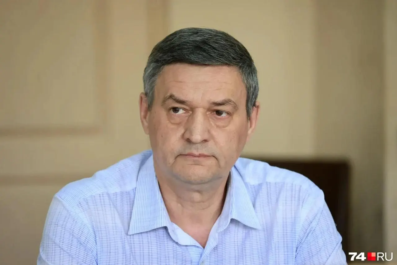 Федерягина обвиняют в получении взяток и мошенничестве: следствие утверждает, что аптекари и жители Коркино платили ему за покровительство. Он отвергает обвинения, защита называет дело политически мотивированным.