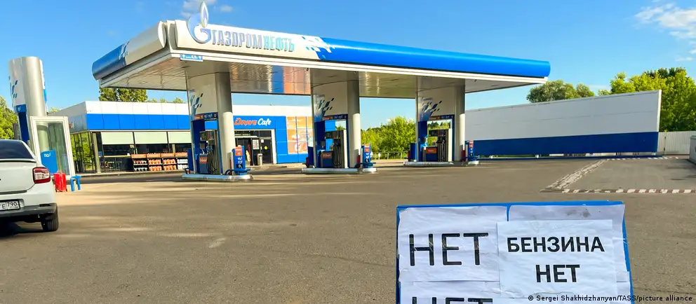 После ударов по нефтеперерабатывающим объектам в ряде регионов возник дефицит бензина: водители часами и сутками стоят в очередях на заправках, пересаживаются на автобусы и велосипеды, а власти связывают перебои с ажиотажным спросом и действиями перекупщиков.
