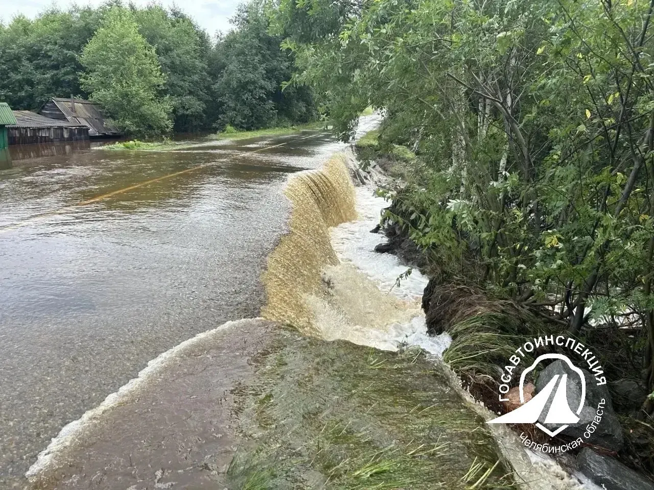 В результате усиленного сброса воды с плотины в Верхнем Уфалее подтоплены 14 прибрежных участков. Эвакуированы 42 человека, шесть находятся в пункте временного размещения, власти готовят дополнительный пункт на 50 мест.