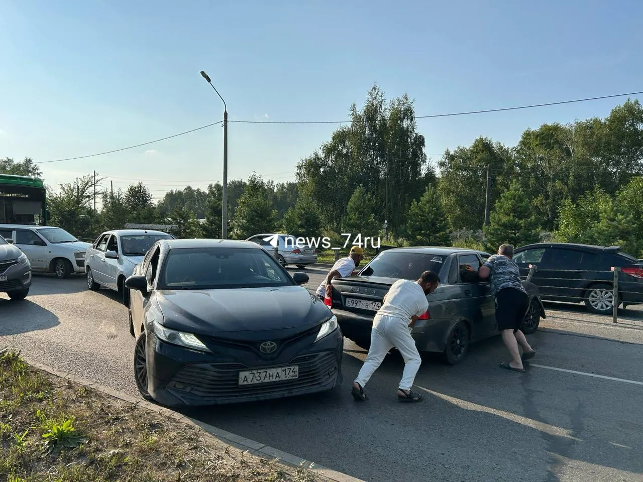 Небольшая ДТП заблокировала выезд из района Западный: автомобилисты не могут выехать, некоторые пытаются оттолкать машину, в том числе в жару около +30°C.