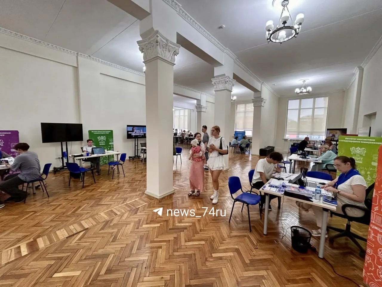 В главном корпусе Южно-Уральского государственного университета приём документов идёт в штатном режиме: сотрудники отмечают отсутствие чётких инструкций на случай сирен, поэтому работа продолжается как обычно.