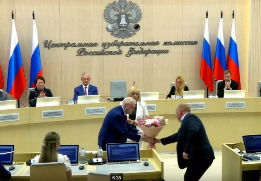 На заседании Центральной избирательной комиссии единогласно подтвердили списки «СР», назначили члена комиссии с правом совещательного голоса от ЛДПР и утвердили 43 финансовых уполномоченных партии «Яблоко» по регионам.