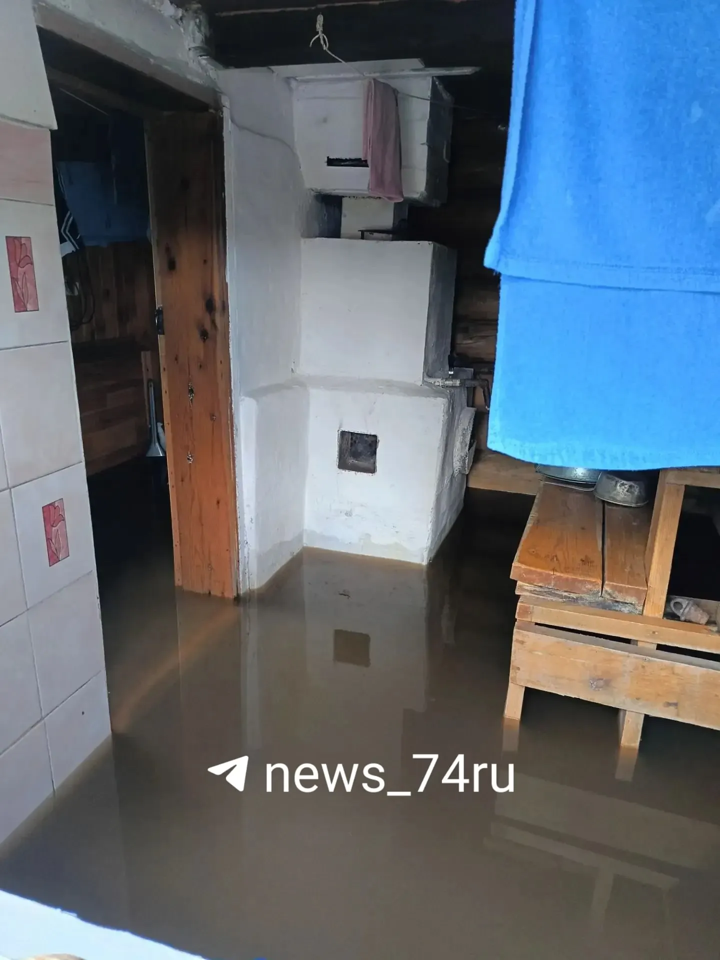 В Верхнем Уфалее после увеличения сброса воды с водохранилищ начались подтопления — вода попала в жилые дома и на приусадебные участки. В округе объявлен режим повышенной готовности, организован оперштаб и пункт временного содержания пострадавших.