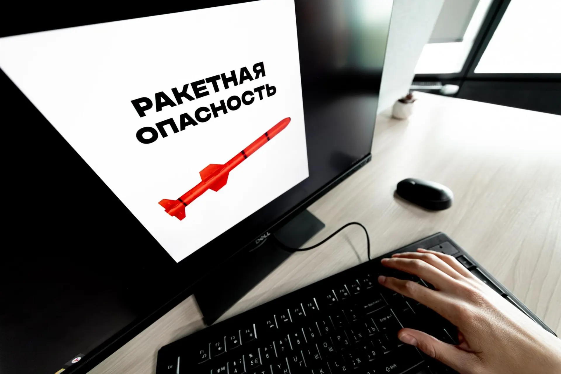 Воздушная тревога прозвучала в ряде регионов России. Жителям советуют соблюдать указания экстренных служб и следить за официальными оповещениями.