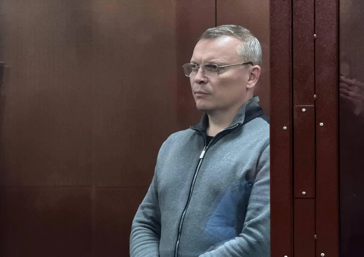Следствие считает, что чиновник получал более 5 млн рублей от дорожного подрядчика за покровительство при приемке работ; обвинение расширено, экс‑чиновник находится в СИЗО.