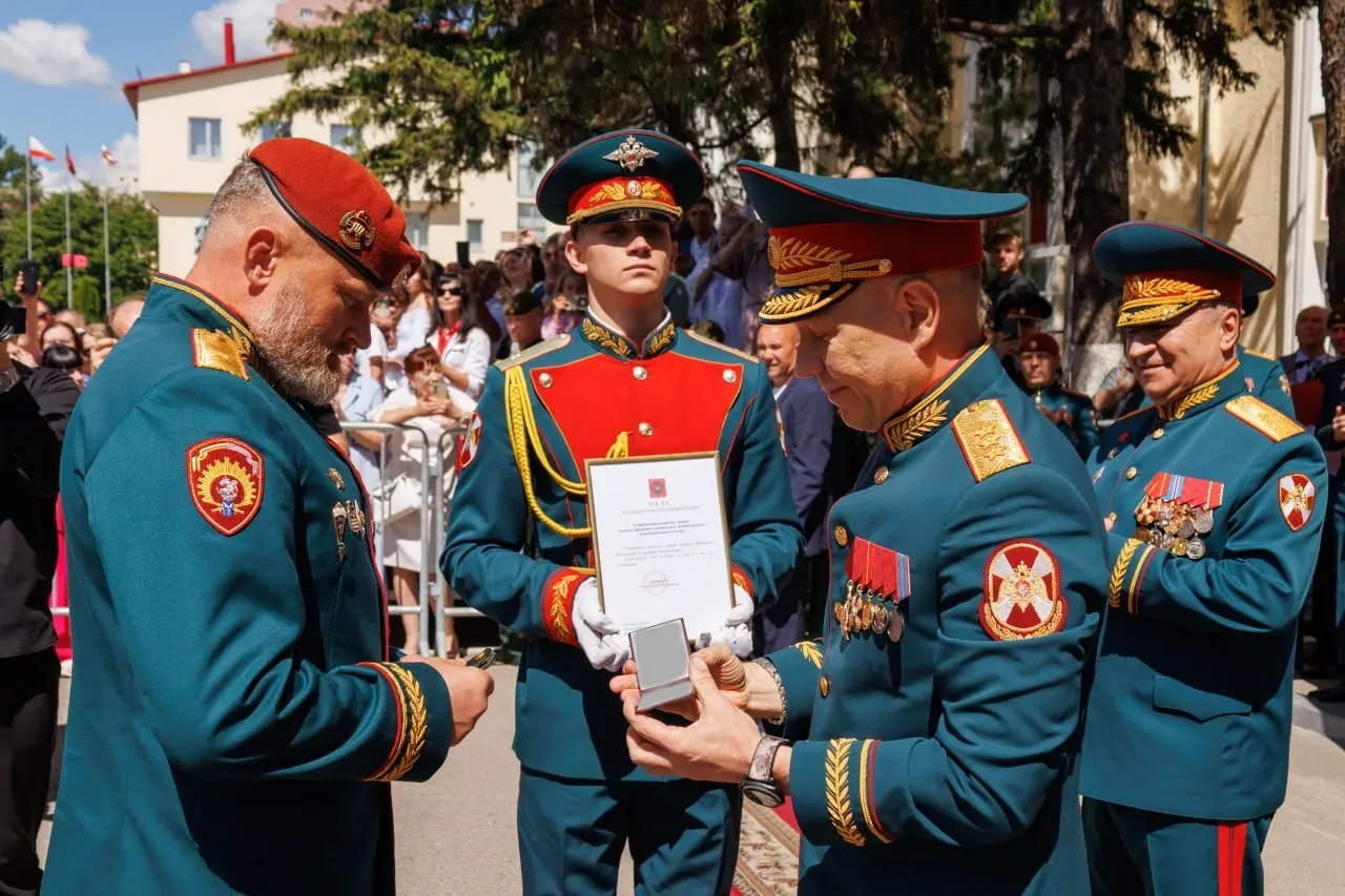 Начальнику Саратовского института войск национальной гвардии Александру Белоглазову указом присвоено воинское звание генерал-лейтенанта. Погоны и удостоверение вручил заместитель директора Федеральной службы войск национальной гвардии генерал-полковник Анатолий Маликов.